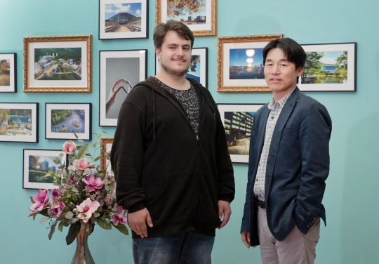 박노정 UNIST교수(오른쪽)과 마무트 오카야이 UNIST 연구원이 변화하는 물질 상태를 활용해 메모리나 센서 등의 물질로 쓸 수 있는 '이황화탄탈럼'이 절대온도 200K 이하에서 전기가 통하지 않는 부도체라는 것을 40년 만에 입증했다. UNIST 제공